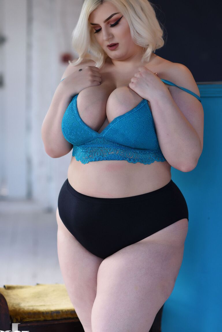 21P A modelo loira gorda Peaches tira o sutiã azul e mostra seus peitos gigantes
