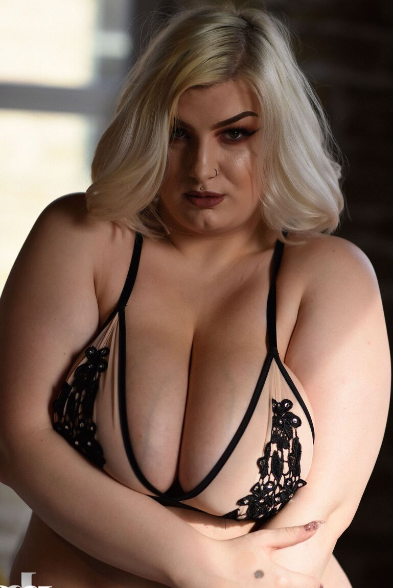 21P La rubia gordita Peaches muestra sus grandes pechos mientras se desnuda al aire libre