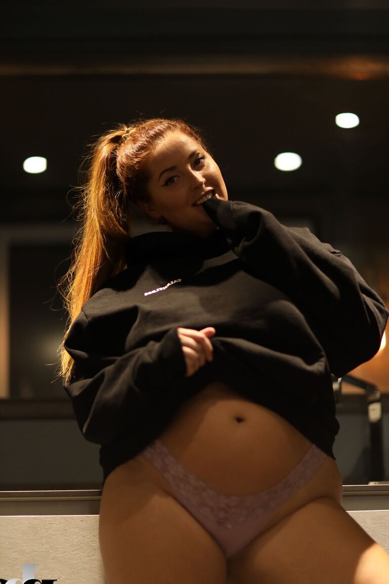 20P British fatty Lucy Vixen teasing with her large natural tits & thick ass