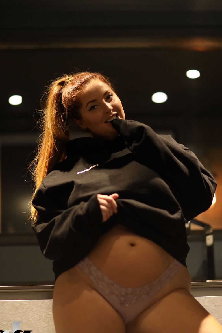 20P British fatty Lucy Vixen teasing with her large natural tits & thick ass