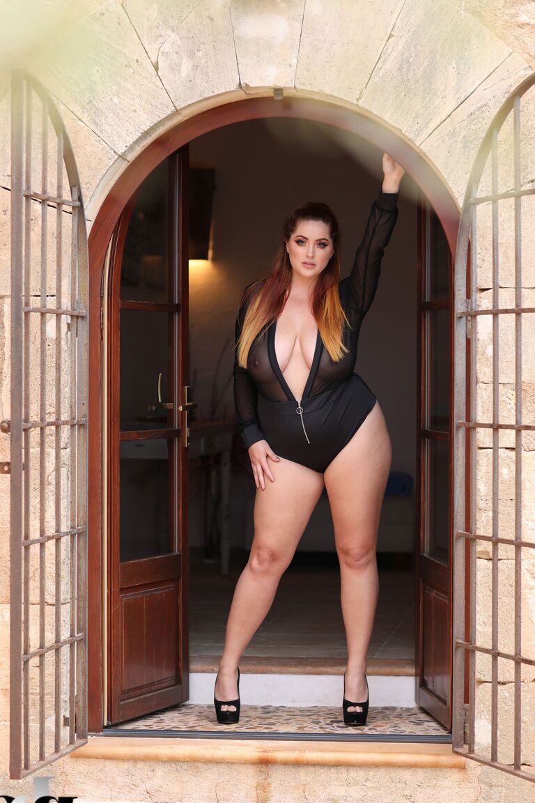 21P Chubby model Lucy Vixen lets out her big boobs and flaunts her bum