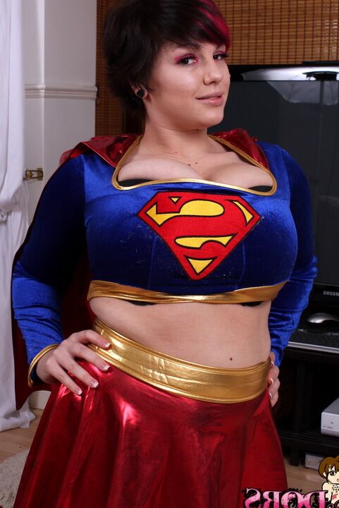 La chica cosplay de 16P Dors Feline revela las súper tetas detrás del disfraz de superhéroe