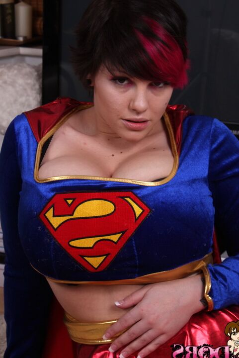 La chica cosplay de 16P Dors Feline revela las súper tetas detrás del disfraz de superhéroe