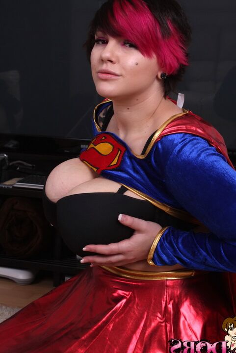 La chica cosplay de 16P Dors Feline revela las súper tetas detrás del disfraz de superhéroe