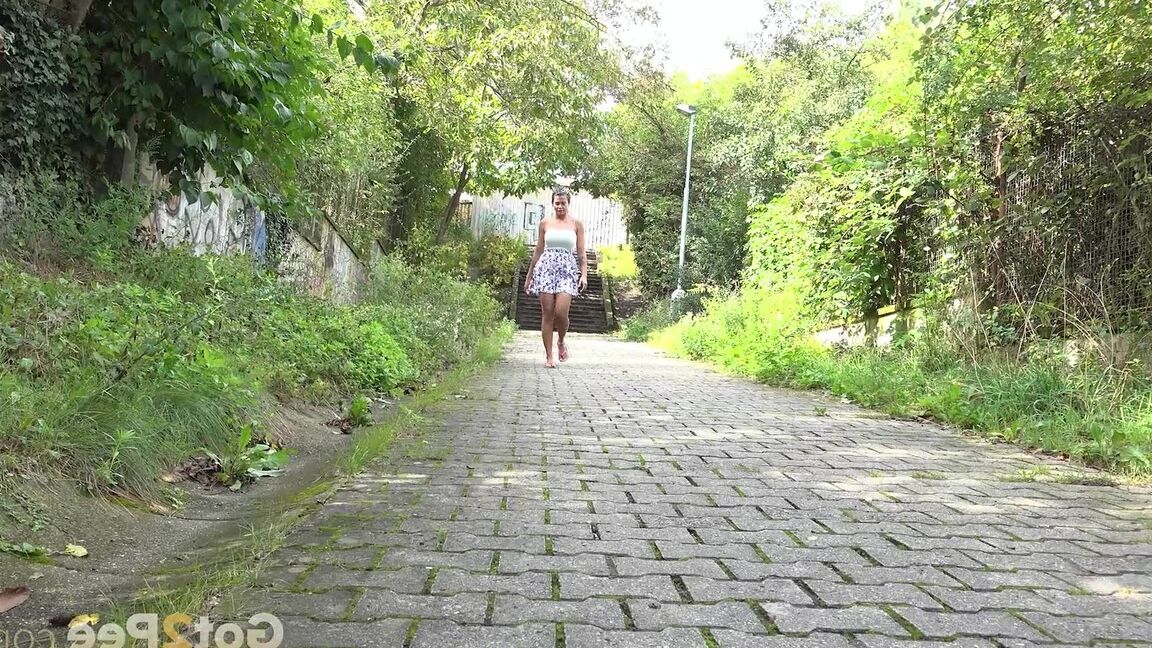 15P 苦悩の少女クロエ・ラムールが石畳の歩道で小便をする