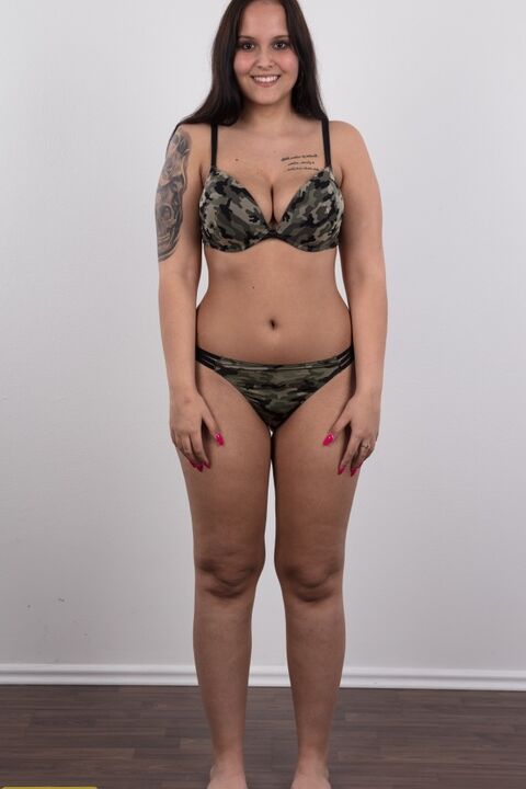 20P La adolescente gordita Denisa se desnuda por primera vez antes de un primer plano de su coño