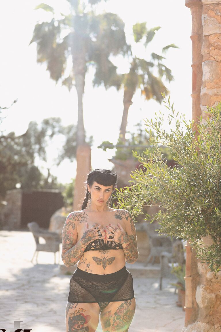 21P Chubby model with tattoos Cherrie Pie reveals her huge ass and big tits