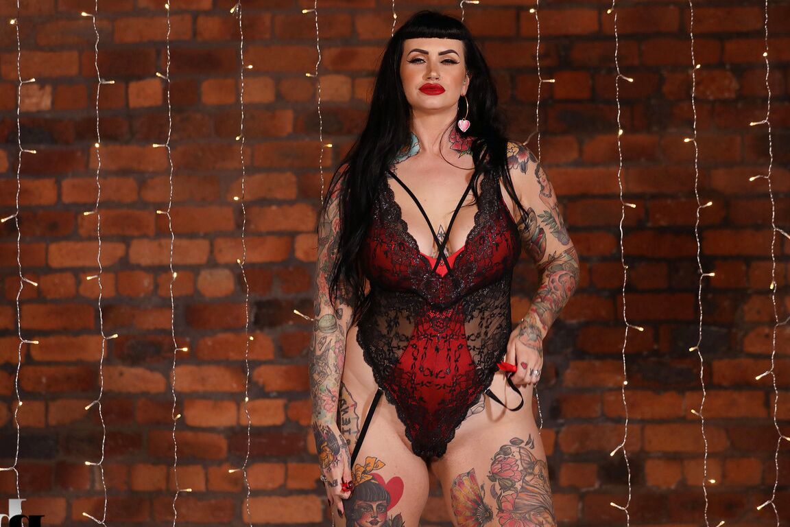 21P La voluptuosa modelo tatuada Galda Lou se desnuda en lencería