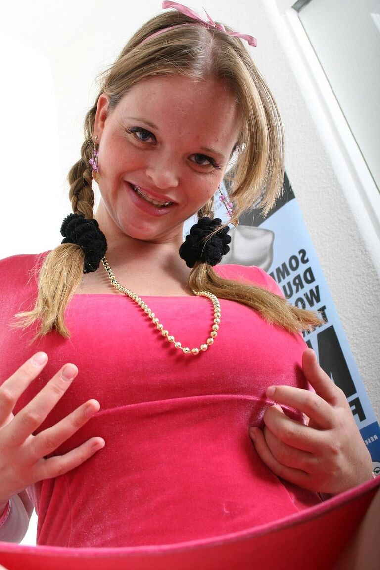 21P La gorda adolescente Kissy con trenzas lamiendo sus grandes tetas naturales en solitario