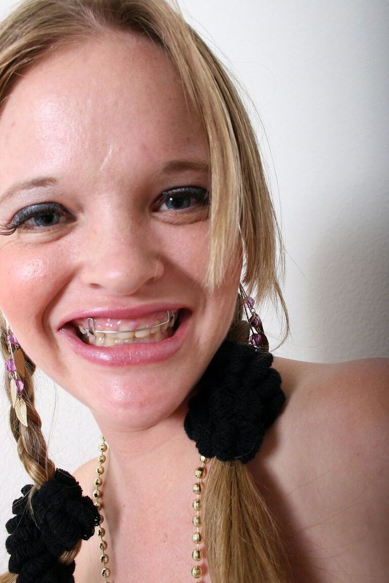 21P La gorda adolescente Kissy con trenzas lamiendo sus grandes tetas naturales en solitario