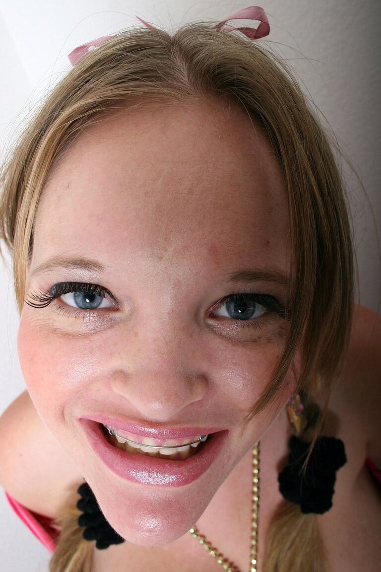 21P La gorda adolescente Kissy con trenzas lamiendo sus grandes tetas naturales en solitario