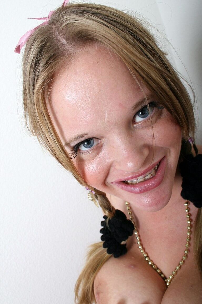 21P La gorda adolescente Kissy con trenzas lamiendo sus grandes tetas naturales en solitario