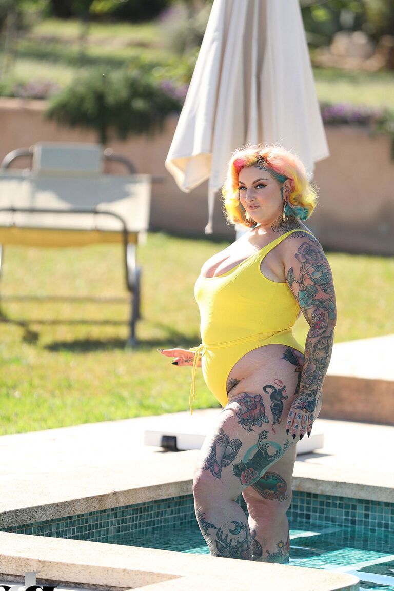 21P Galda Lou, modelo gorda e tatuada e peituda, perdendo o maiô amarelo na piscina