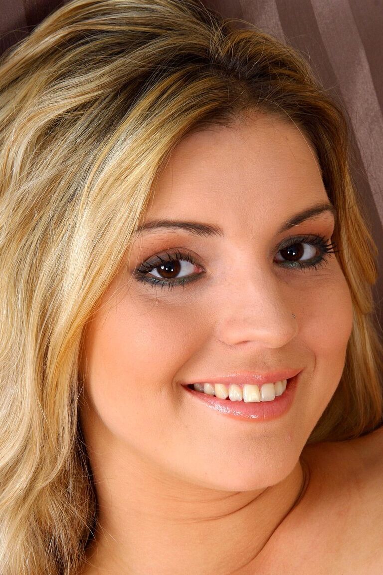 21P Liana B, une adolescente épaisse, joue avec ses énormes seins naturels et sa chatte.
