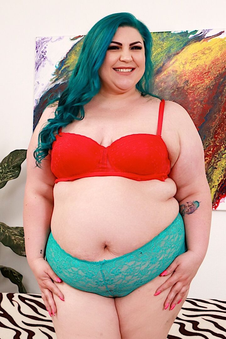 16P Bella Bendz, une femme obèse, arbore de longs cheveux teints tout en se déshabillant avec des talons.