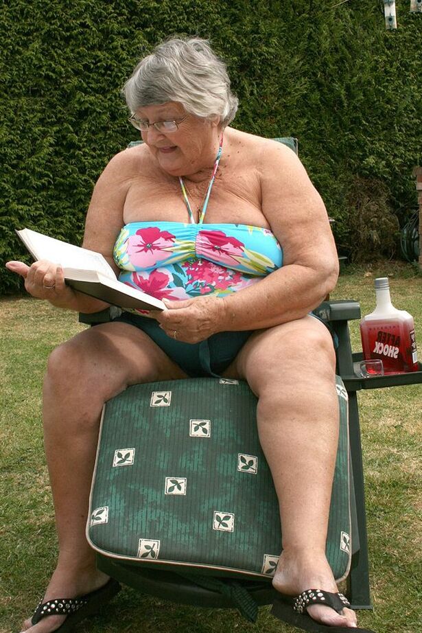 20P Libby, mamie amateur coquine, insère une bouteille dans sa grosse chatte dans le jardin