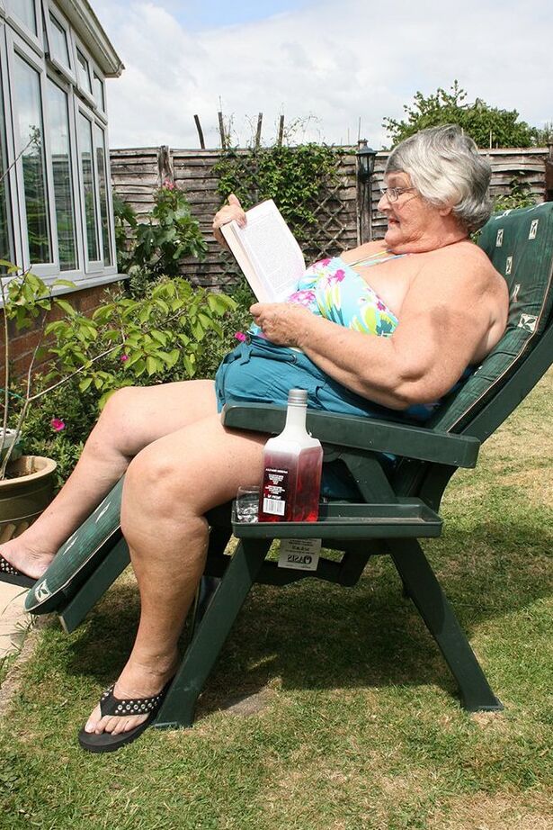 20P Libby, mamie amateur coquine, insère une bouteille dans sa grosse chatte dans le jardin
