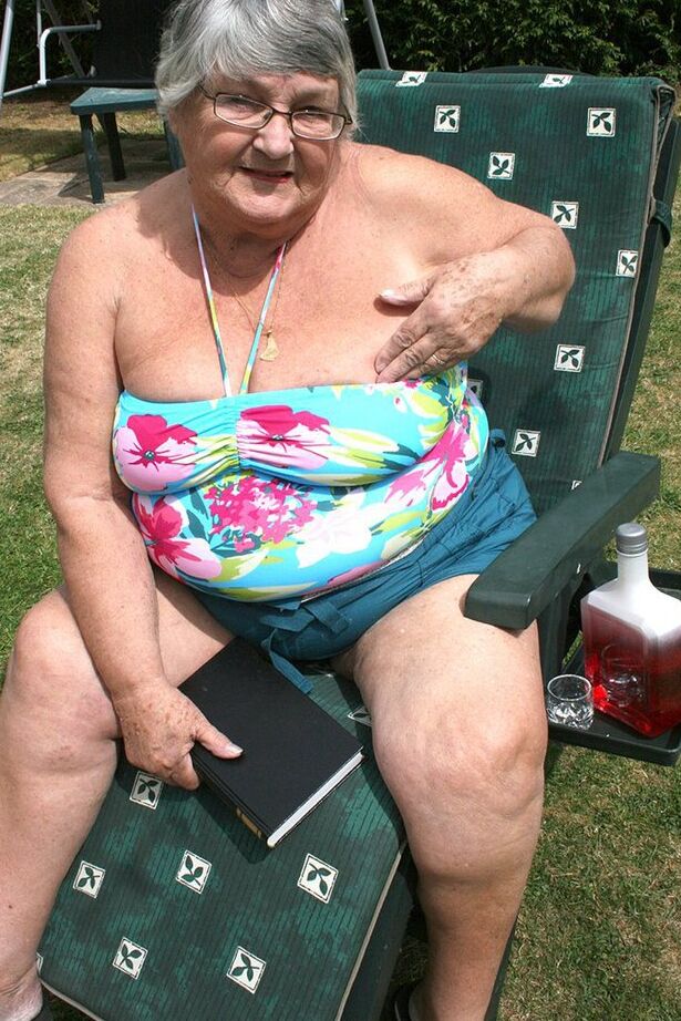 20P Libby, mamie amateur coquine, insère une bouteille dans sa grosse chatte dans le jardin