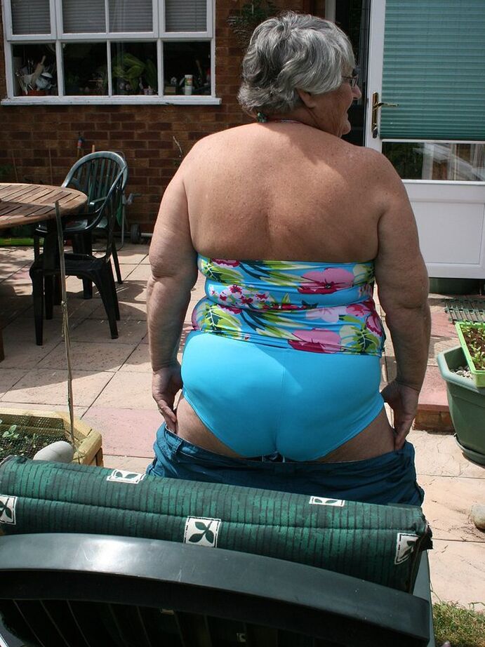 20P Libby, mamie amateur coquine, insère une bouteille dans sa grosse chatte dans le jardin