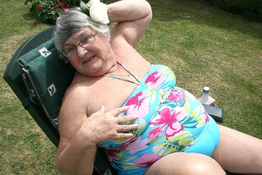 20P Libby, mamie amateur coquine, insère une bouteille dans sa grosse chatte dans le jardin