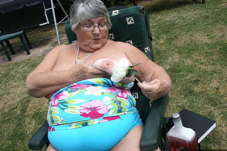 20P Libby, mamie amateur coquine, insère une bouteille dans sa grosse chatte dans le jardin