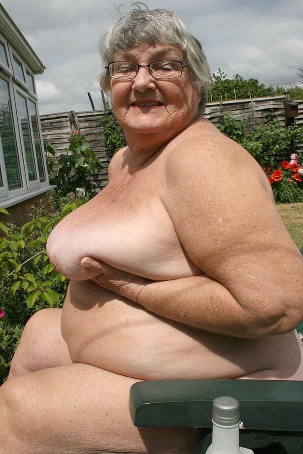 20P Libby, mamie amateur coquine, insère une bouteille dans sa grosse chatte dans le jardin