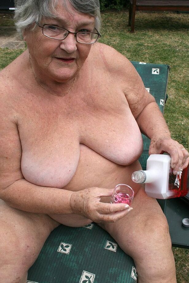 20P Libby, mamie amateur coquine, insère une bouteille dans sa grosse chatte dans le jardin