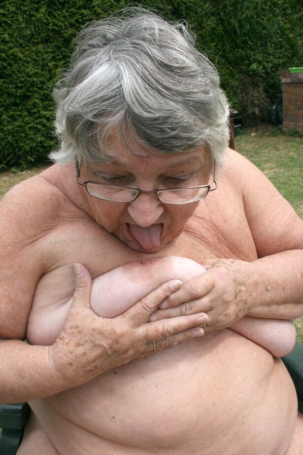 20P Libby, mamie amateur coquine, insère une bouteille dans sa grosse chatte dans le jardin