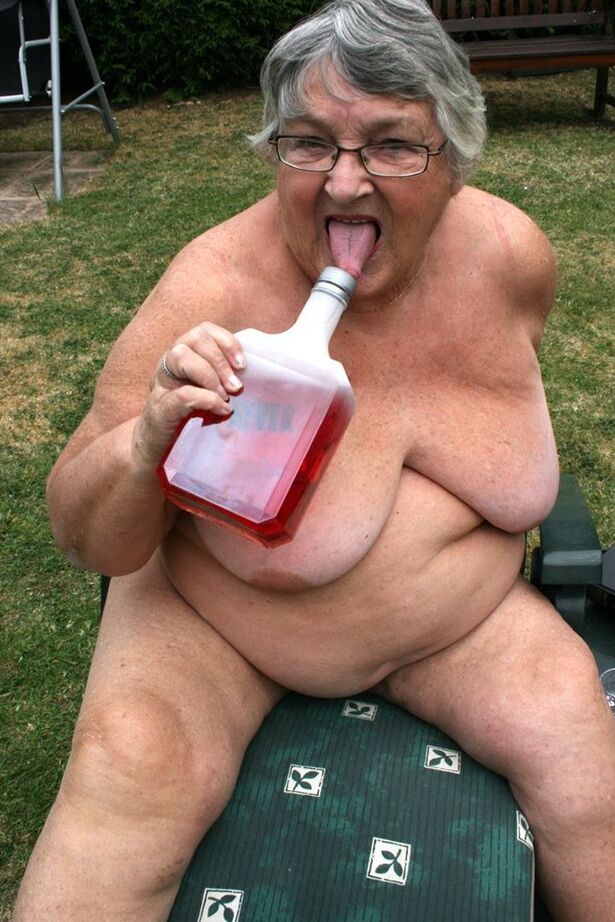 20P Libby, mamie amateur coquine, insère une bouteille dans sa grosse chatte dans le jardin