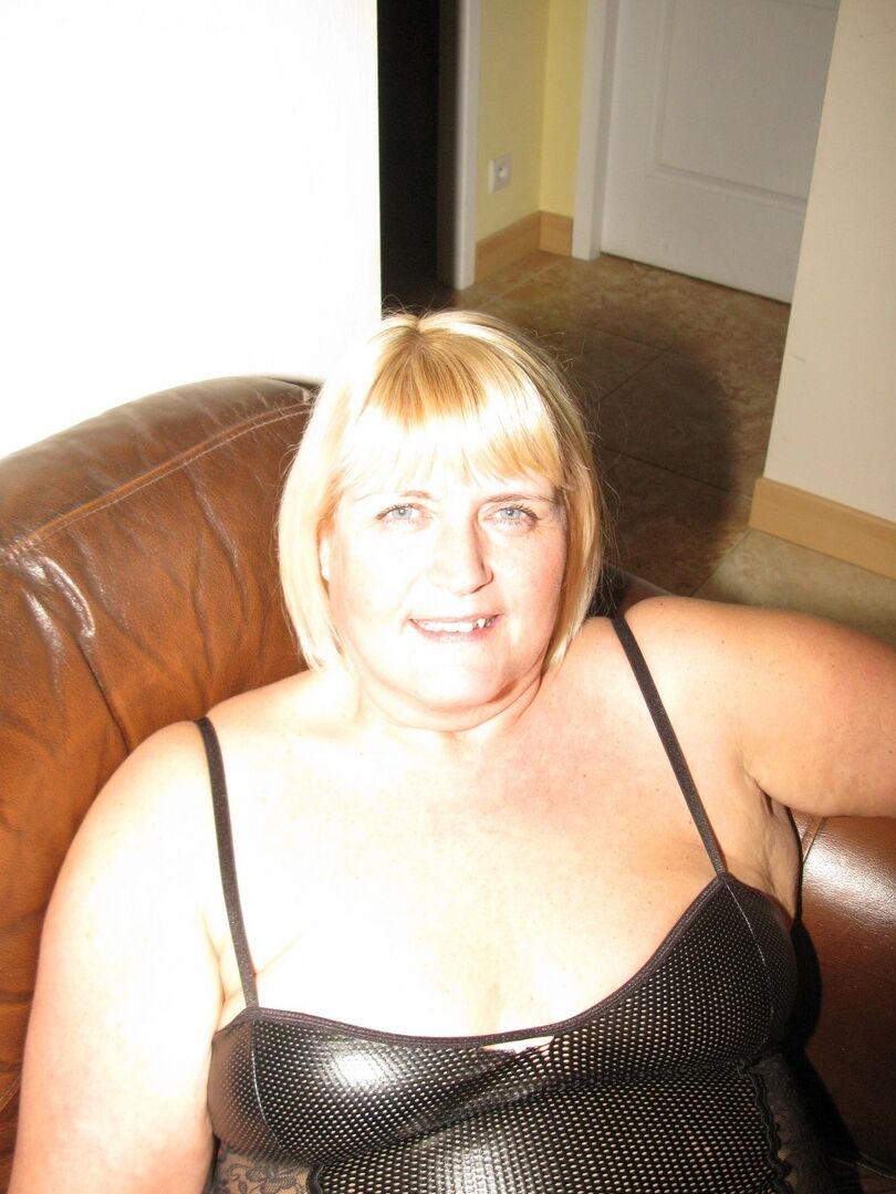 20P Amador BBW Chrissy Uk libera suas partes íntimas de lingerie em meias