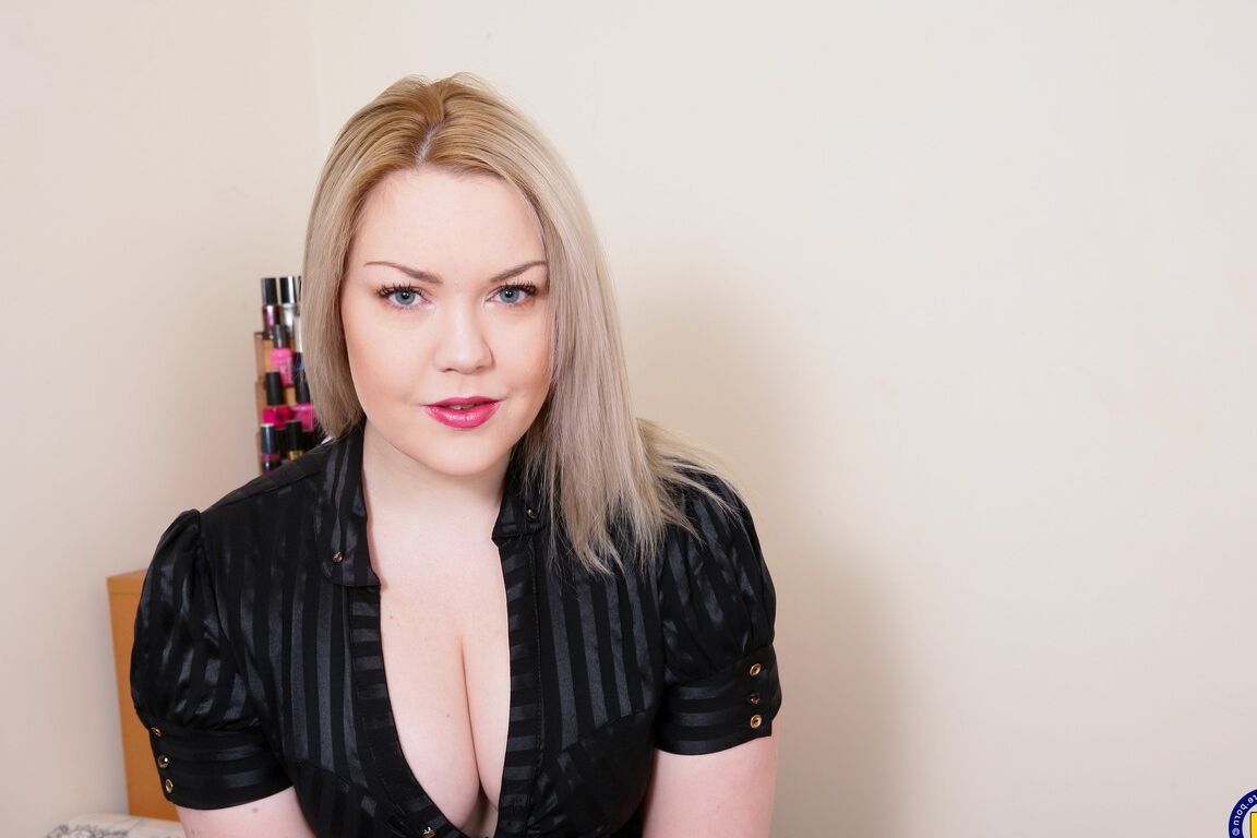 16P Mature blonde lady on the chubby side slides a toy up her pink pussy