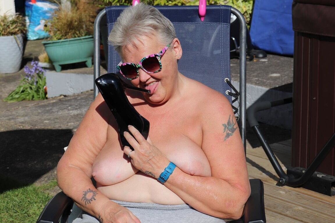 20P Fat nan Valgasmic Exposed licks a shoe while exposing herself in the backyard