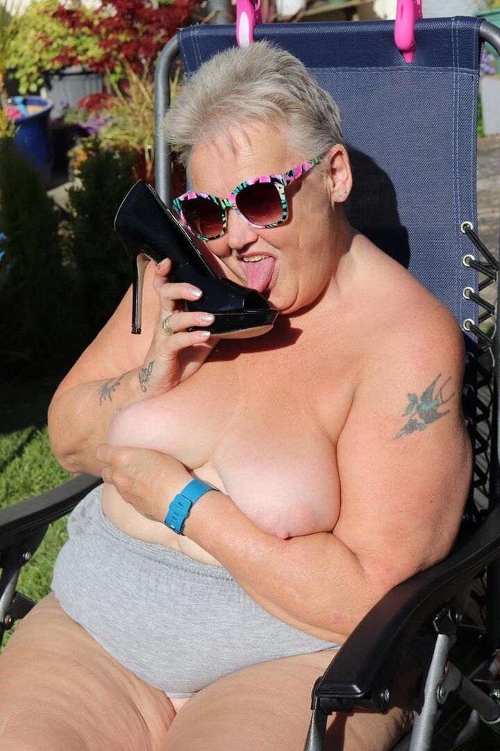 20P Fat nan Valgasmic Exposed licks a shoe while exposing herself in the backyard