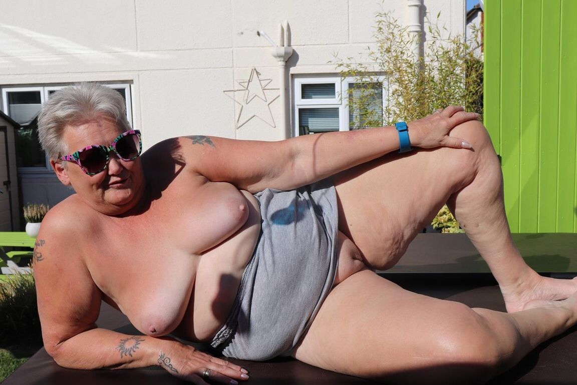 20P Fat nan Valgasmic Exposed licks a shoe while exposing herself in the backyard
