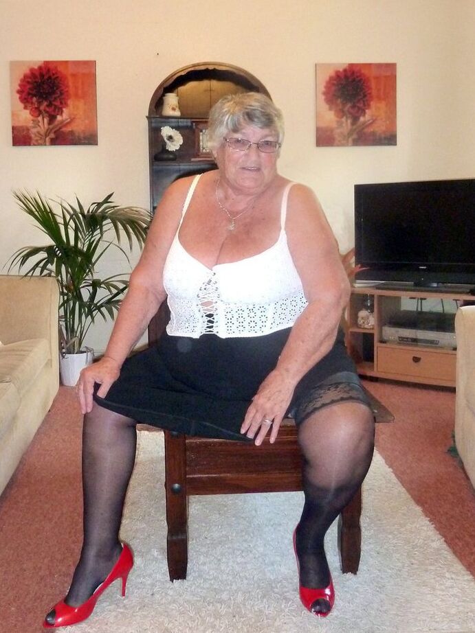 20P La grand-mère obèse Libby découvre ses gros seins dans ses sous-vêtements et ses bas