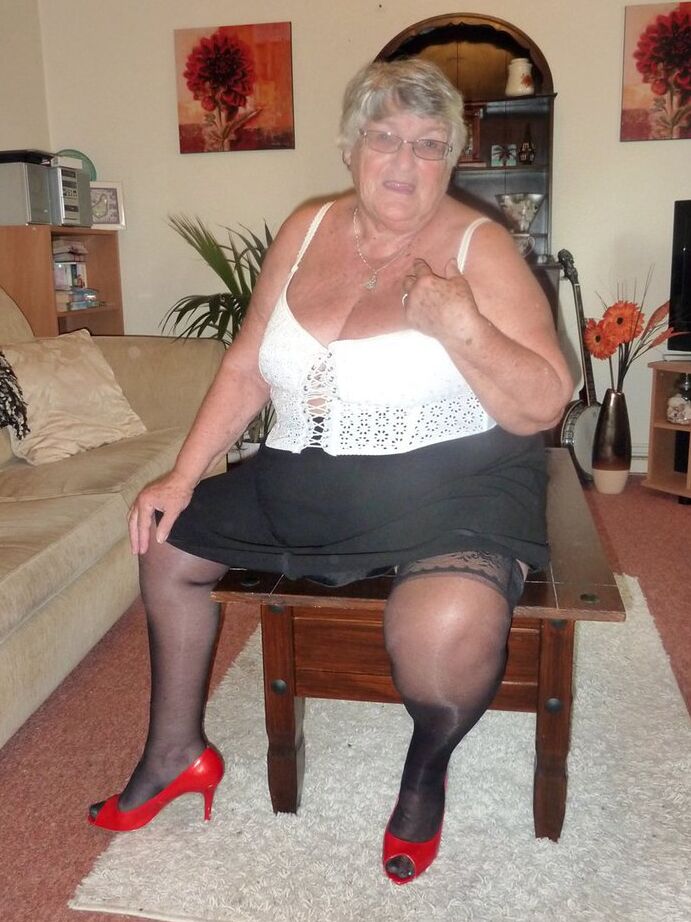 20P La grand-mère obèse Libby découvre ses gros seins dans ses sous-vêtements et ses bas