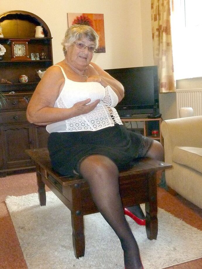 20P La grand-mère obèse Libby découvre ses gros seins dans ses sous-vêtements et ses bas