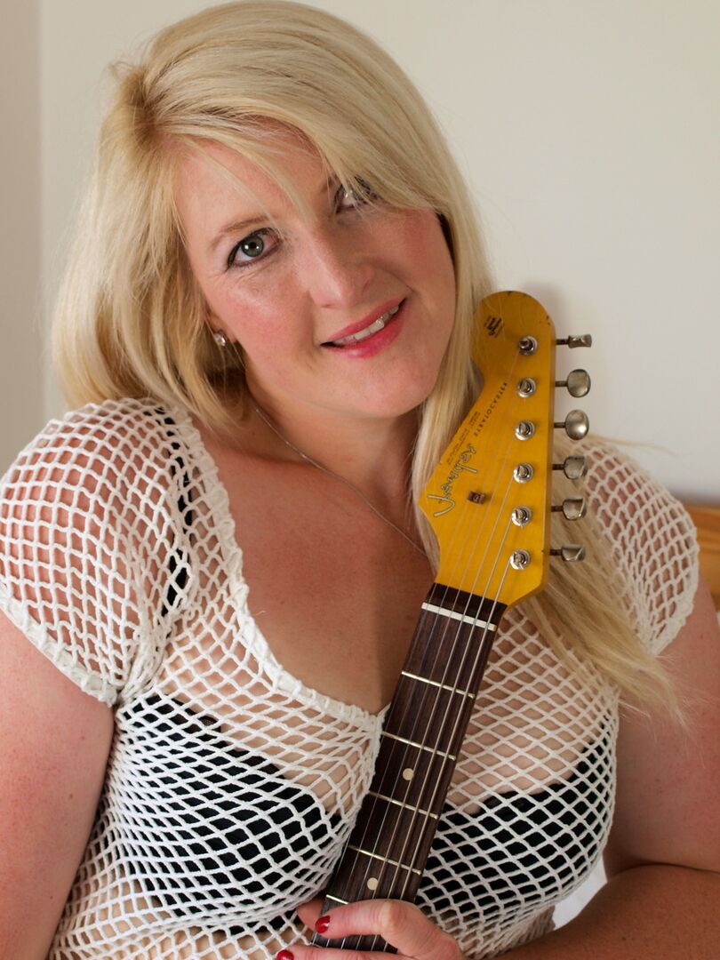 16P Rubia BBW Samantha se toca el coño mientras sostiene una guitarra eléctrica