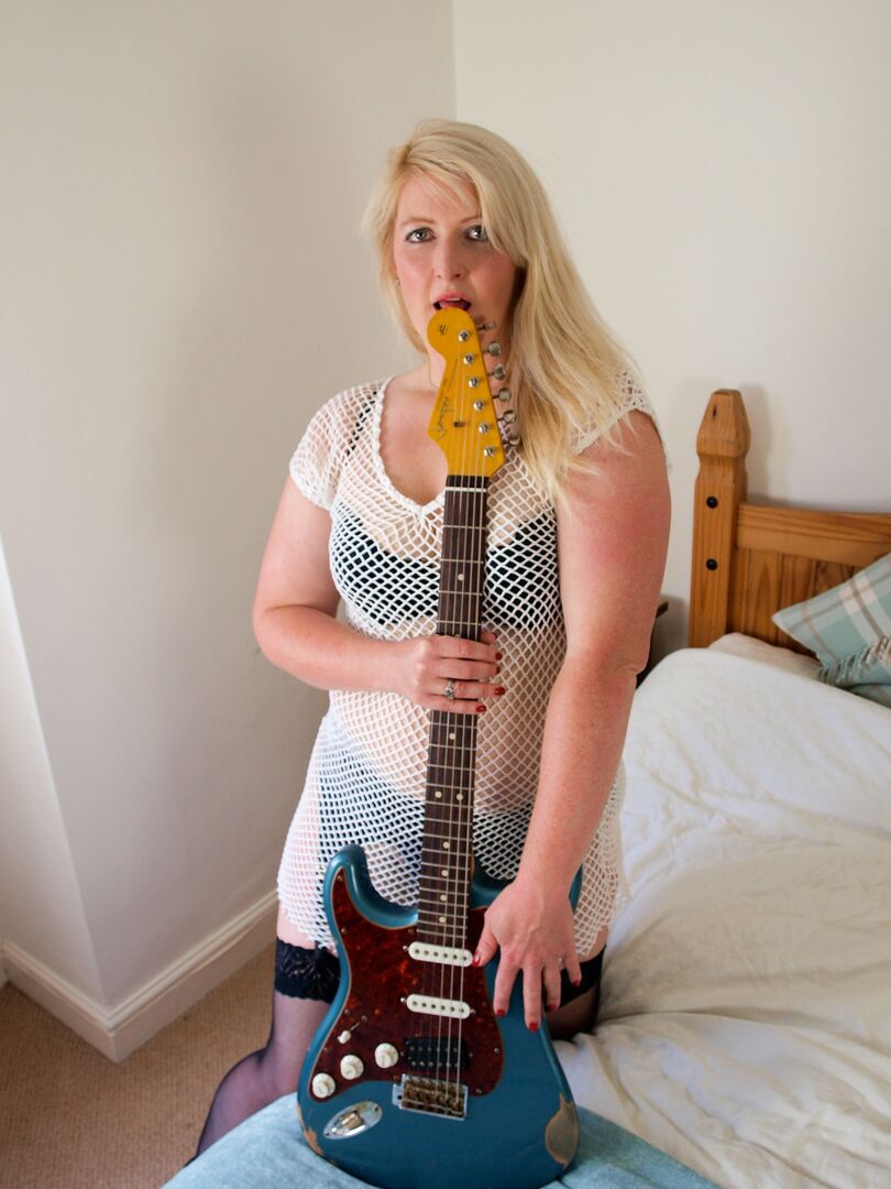 16P Rubia BBW Samantha se toca el coño mientras sostiene una guitarra eléctrica