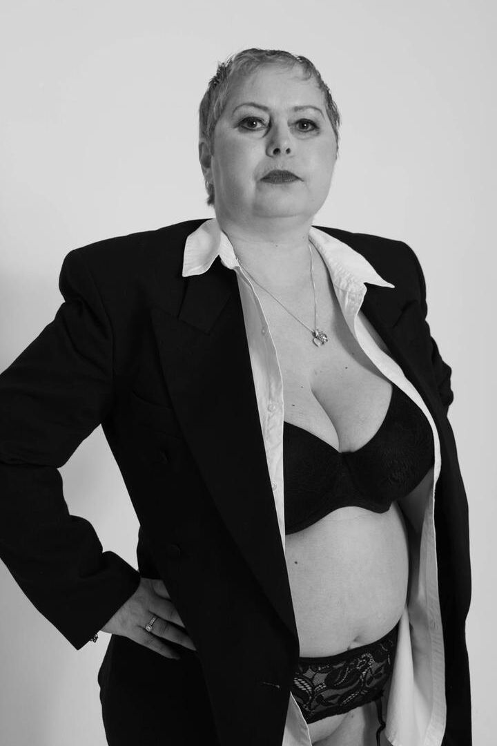 16P A gorda e madura Posh Sophia ostenta cabelo curto enquanto mostra seus seios flácidos