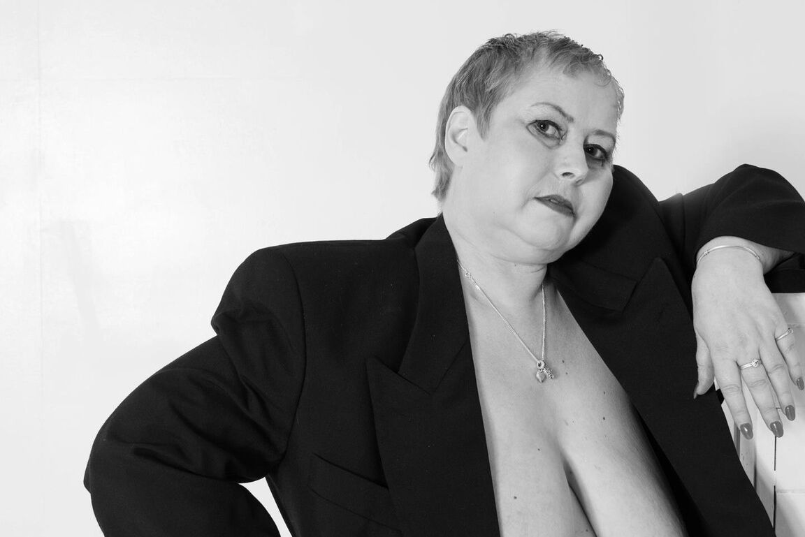 16P A gorda e madura Posh Sophia ostenta cabelo curto enquanto mostra seus seios flácidos