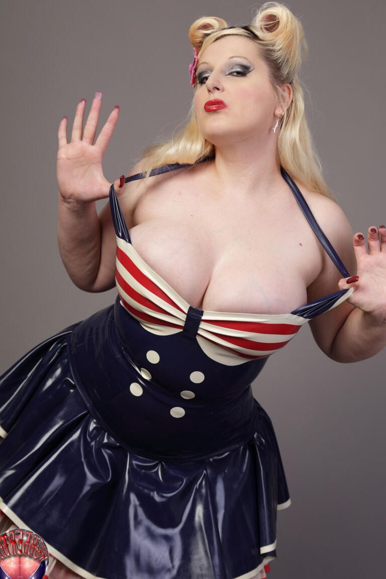 16P A loira curvilínea Avengelique libera seus peitos grandes e bunda de um vestido de látex