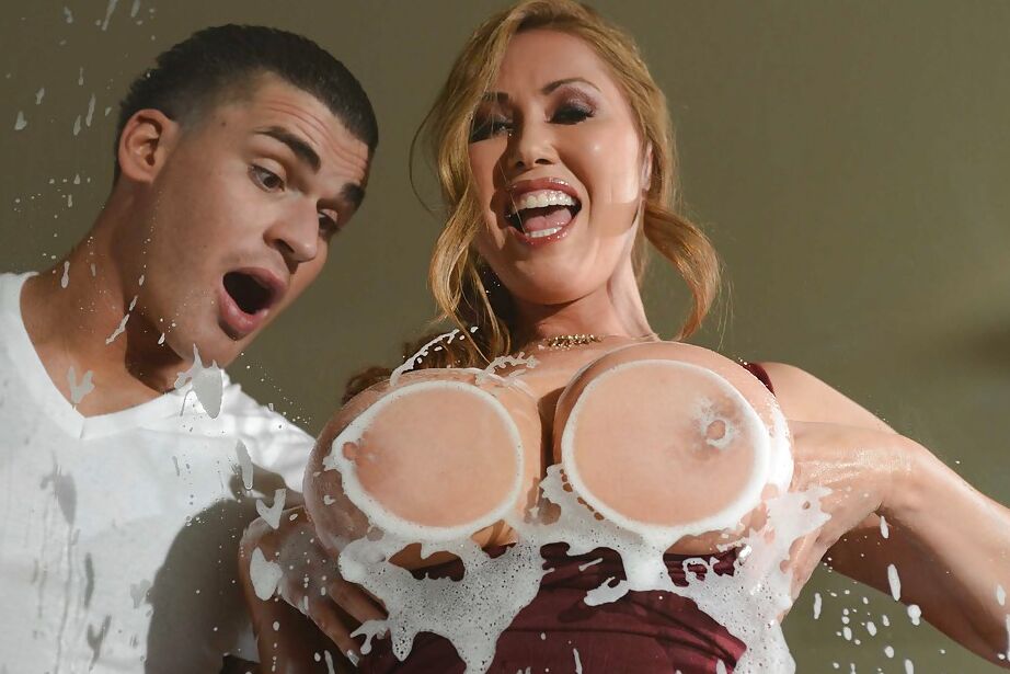 16P La gorda asiática con grandes tetas deliciosas Kianna Dior adora comer semen caliente