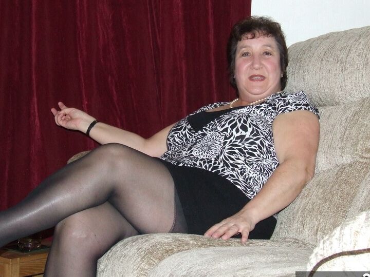 20P Mulher madura e grossa, Kinky Carol, fica só com roupas íntimas e meia-calça