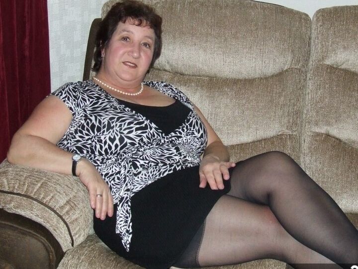 20P Mulher madura e grossa, Kinky Carol, fica só com roupas íntimas e meia-calça