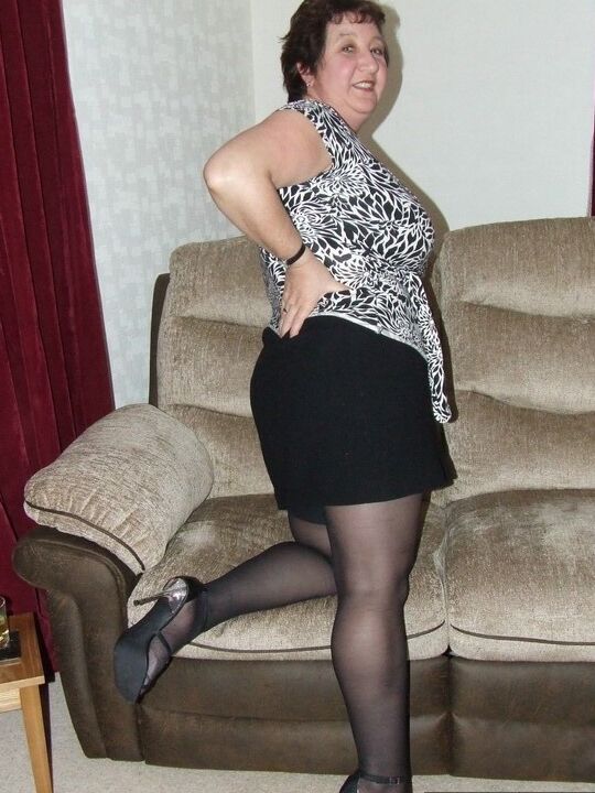 20P Mulher madura e grossa, Kinky Carol, fica só com roupas íntimas e meia-calça
