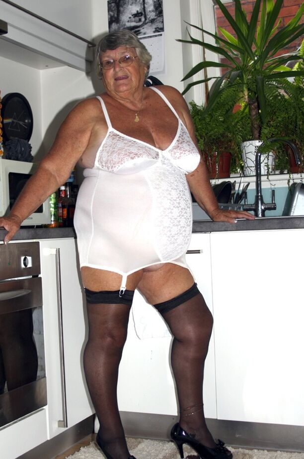20P Vovó obesa nan Libby libera seus peitos e arrebata lingerie vintage