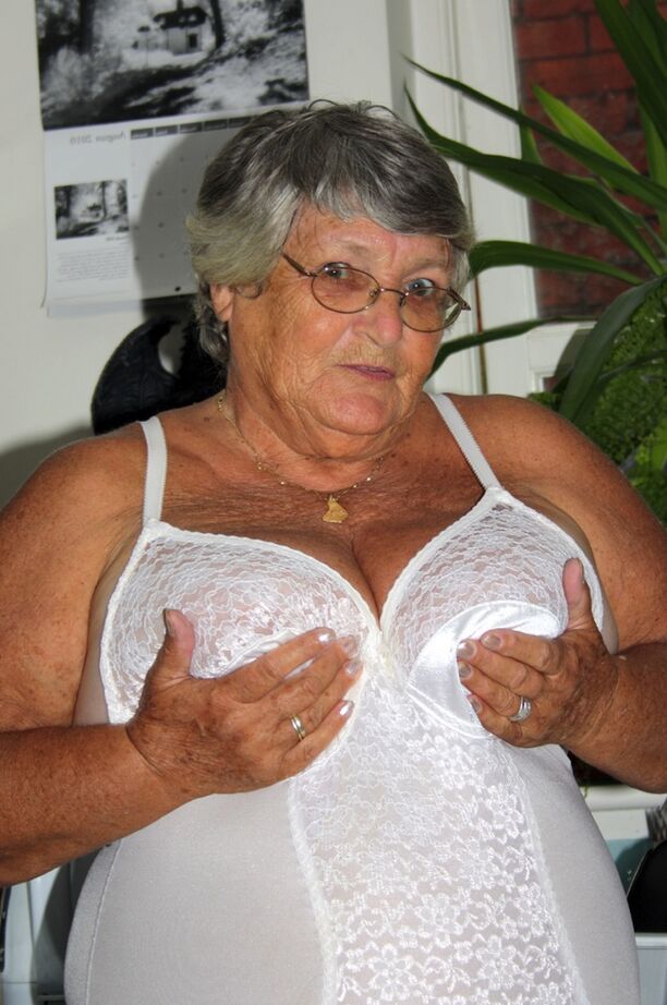20P Vovó obesa nan Libby libera seus peitos e arrebata lingerie vintage