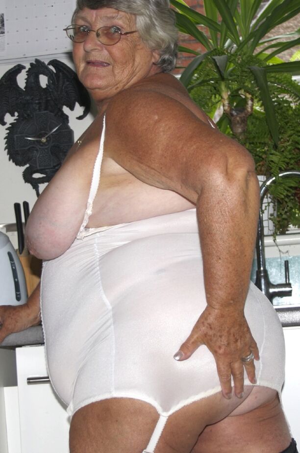 20P Vovó obesa nan Libby libera seus peitos e arrebata lingerie vintage
