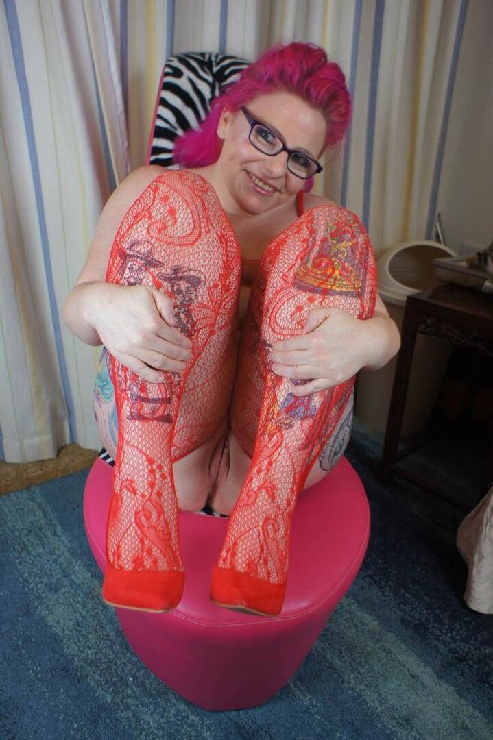 16P A amadora com tinta Mollie Foxxx mostra sua vagina raspada em uma meia vermelha